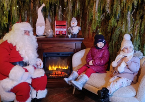 Blanka i Laurka rozmawiają ze Św. Mikołajem.