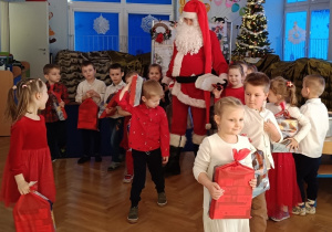 Odprowadzenie Mikołaja do sali "Motylki".