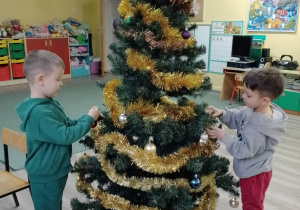Wituś i Staś ubierają choinkę