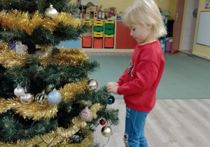 Marcelinka wiesza bombki