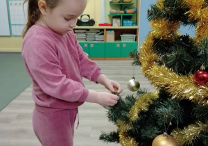 Michasia wiesza ozdoby