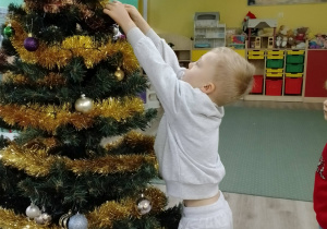 Olek ozdabia choinkę