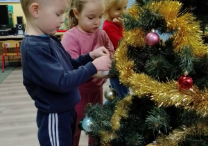 Staś i Misia przywieszają bombki