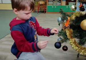 Olek ozdabia choinkę