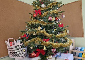 Nasza choinka w sali.