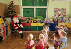 Pszczółki śpiewają piosenkę dla Świętego Mikołaja.