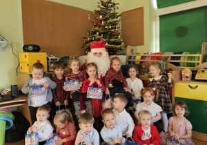 Pamiątkowe zdjęcie ze Świętym Mikołajem.