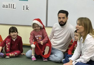 Eliza w czapce Świętego Mikołaja.