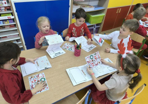 Dzieci podczas pracy.