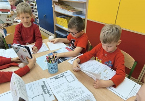 Chłopcy przy pracy.