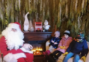 Pola, Hania i Wojtek podczas rozmowy z Mikołajem.