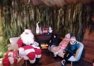 Maja, Weronika i Wojtek w domku Mikołaja.