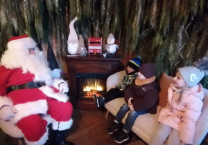 Szymon, Filip i Marysia z wizytą u Mikołaja.