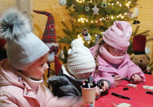 Dziewczynki przy pracy.