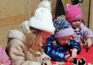 Dziewczynki pracują w skupieniu.