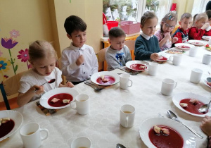 Stokrotki przy świątecznym stole.