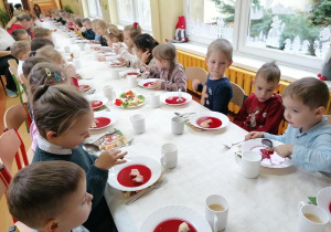 Dzieci przy świątecznym stole.