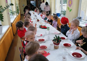 Pszczółki, Żabki i Stokrotki przy świątecznym stole.