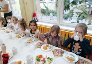 Dzieci próbowały wszystkich potraw.