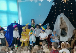 Hania i Wojtek przy stajence.