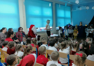 Przedszkolaki i zaproszeni goście.