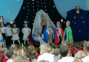 Trzej Królowie przy stajence.