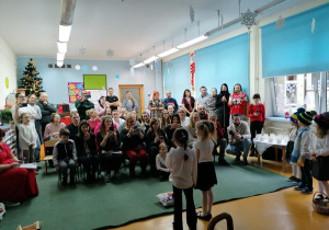 Rodzice oglądają występ swoich dzieci.