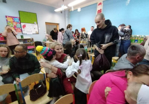 Stokrotki w objęciach rodziców.