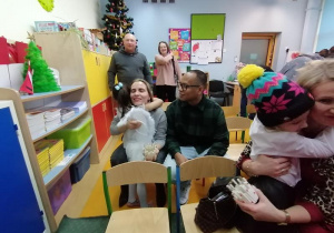 Apolonia w objęciach mamy.