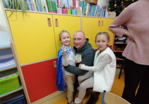 Julek z tatą i siostrą.