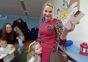 Maja i Mikołaj ze swoimi mamami.