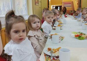 Żabki jedzą krokiety.