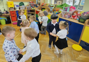 Taniec do piosenki o czerwonym jabłuszku.