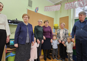 Liwia, Michał i Pawełek z babciami i dziadkami.