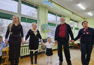 Ela z babcią i dziadkiem.