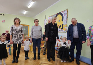 Lena z babcią i dziadkiem.