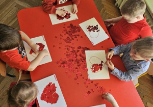 Wyklejanie serduszek.