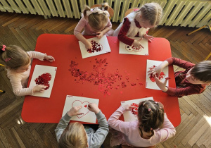 Wyklejanie walentynkowych serc.