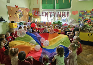 Zabawa z chustą animacyjną.