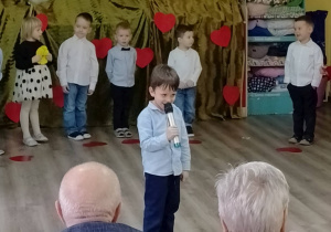 Staś śpiewa piosenkę