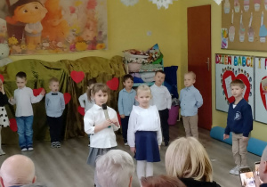 Dziewczynki spiewają piosenkę