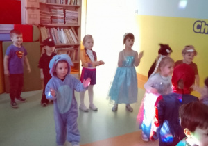 Bratki podczas zabawy