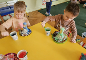 Wojtek i Ignacy podczas wykonywania eksperymentu.