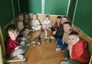 Kolejne dzieci w ciemni.