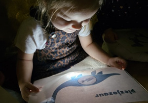 Ela sprawdza czym żywi się jej dinozaur.