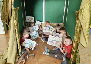 Dzieci już wiedzą, co dinozaury lubiły jeść.