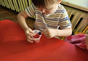 Wydobywanie dinozaura z galaretki.