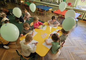 Praca plastyczna przy stolikach.