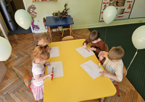 Przedszkolaki podczas pracy stolikowej.