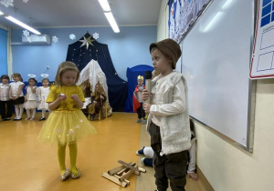 Pola jako Gwiazdka i Filip jako Pastuszek.